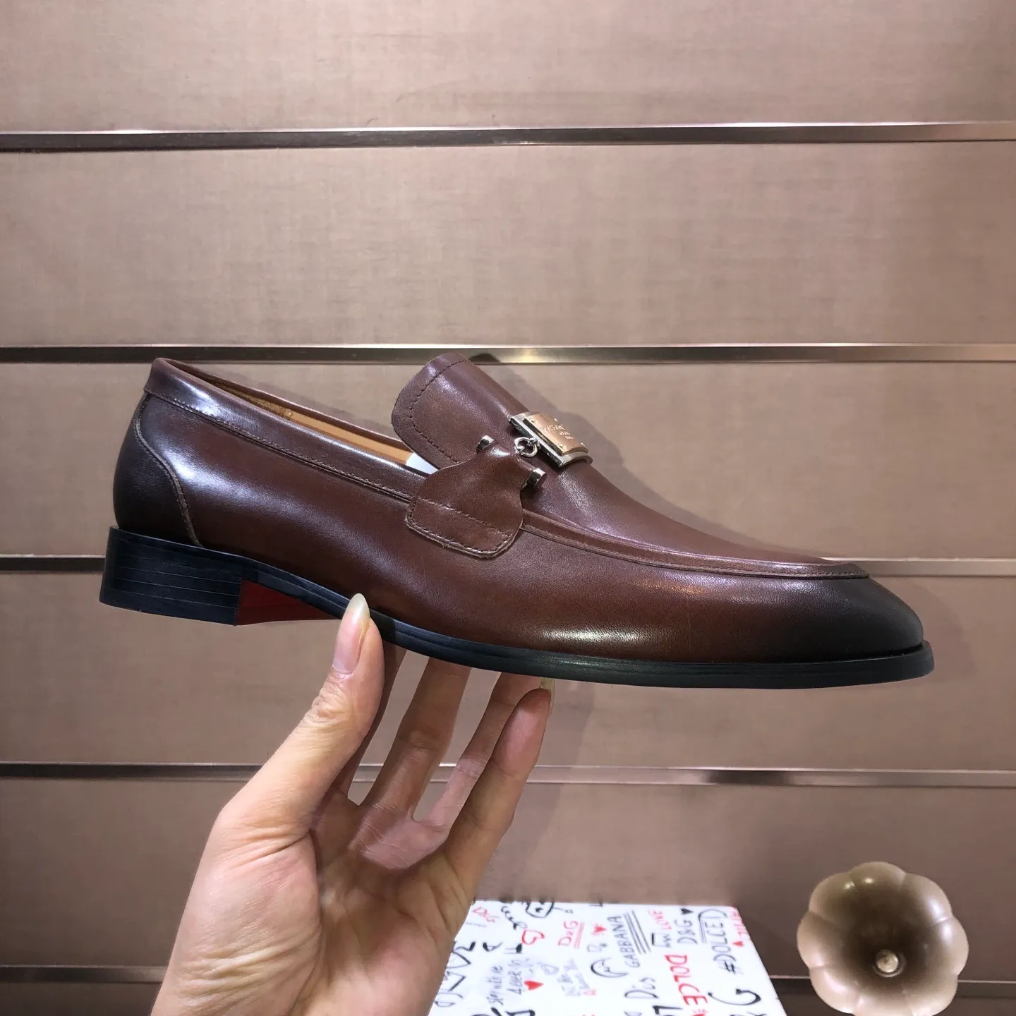 Ex-factory price 500💰DG top quality🔍🔍men's new leather shoes🚹Sold simultaneously at counters⚠Shoe uppers are imported cowhide from Italy, fully imported cowhide lining, imported accessories💪💪, completely 1⃣️ to 1⃣️replica🇮🇹 💪💪, ⚠Sole: The original sole is specially provided by the original factory, the exclusive movable molded sole is super comfortable, ⚠The original factory follows the order, 🔍🔍high quality, you can enter and exit the counter at will, welcome to compare ⚠Number of sizes: 38-44 (45 customized)